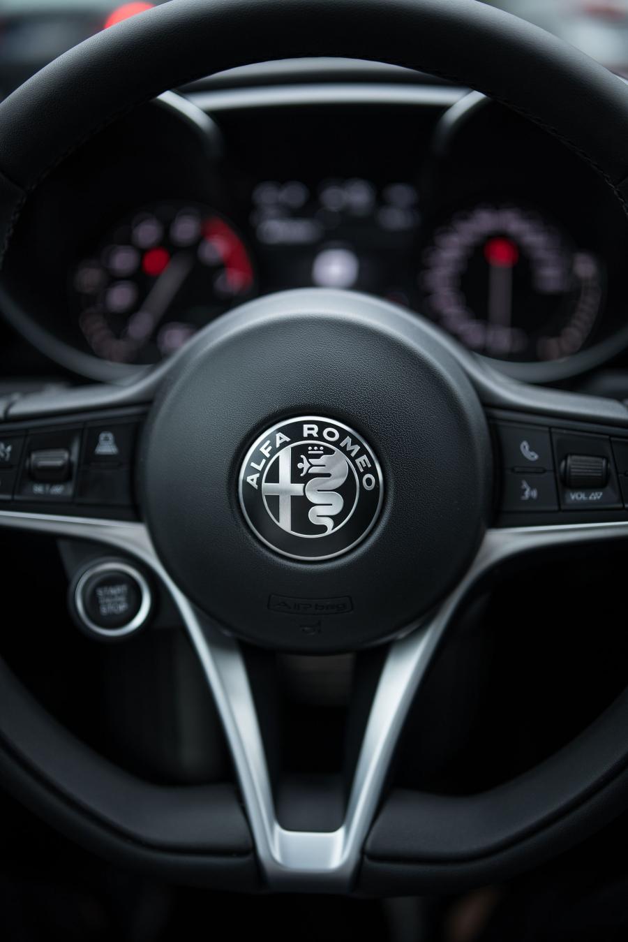 Детали интерьера Alfa Romeo Giulia B-Tech (952) 2018 года  (фото 19 из 19)